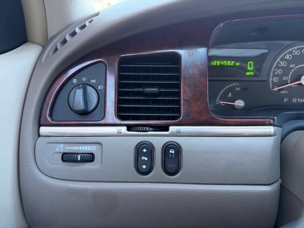 Used 2003 Lincoln Town Car Signature RWD image 25
