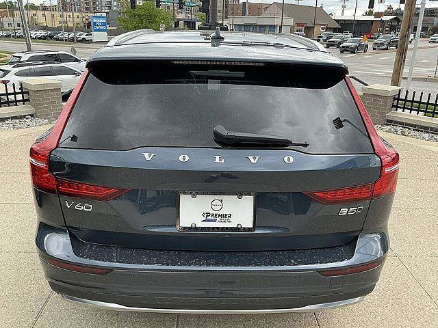 Certified 2026 Volvo V60 B5 Cross Country Plus w/ Climate Package AWD/4WD image 9