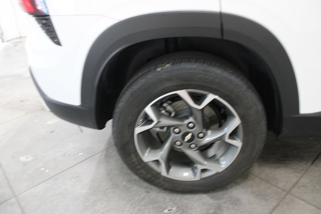 Used 2025 Chevrolet Trax LT FWD image 32
