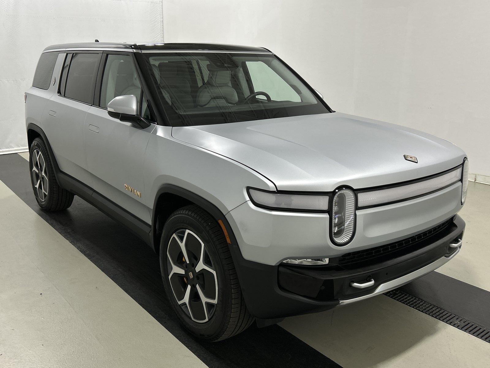 Used 2024 Rivian R1S Adventure AWD/4WD image 7