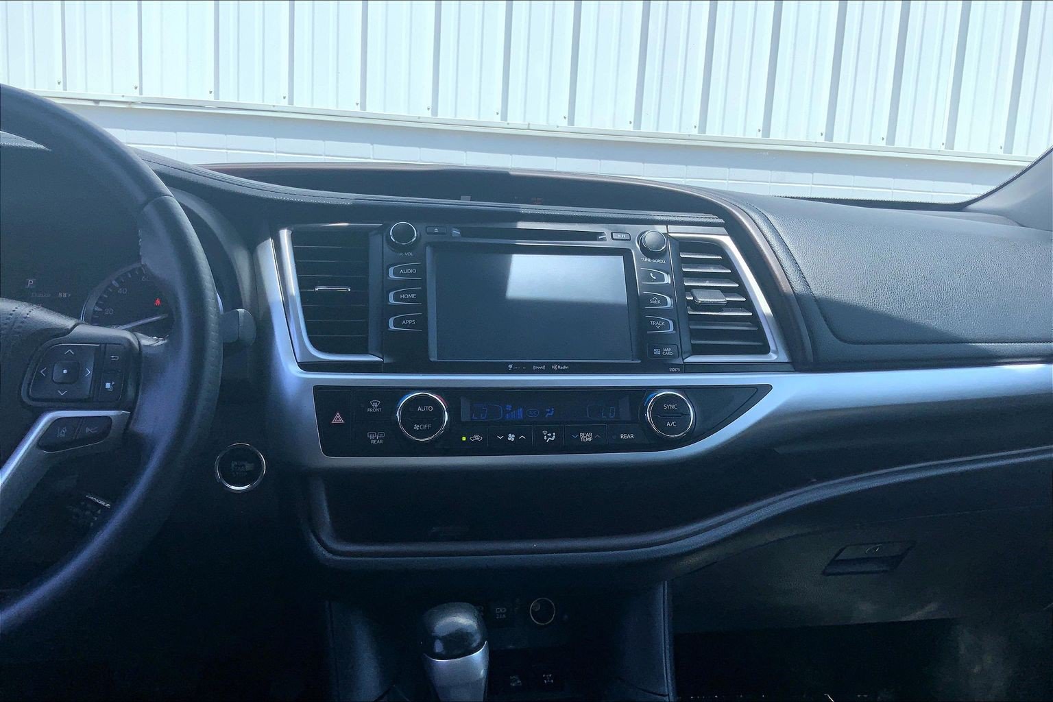 Used 2018 Toyota Highlander XLE AWD/4WD image 39