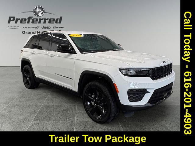 Used 2025 Jeep Grand Cherokee Altitude image 1