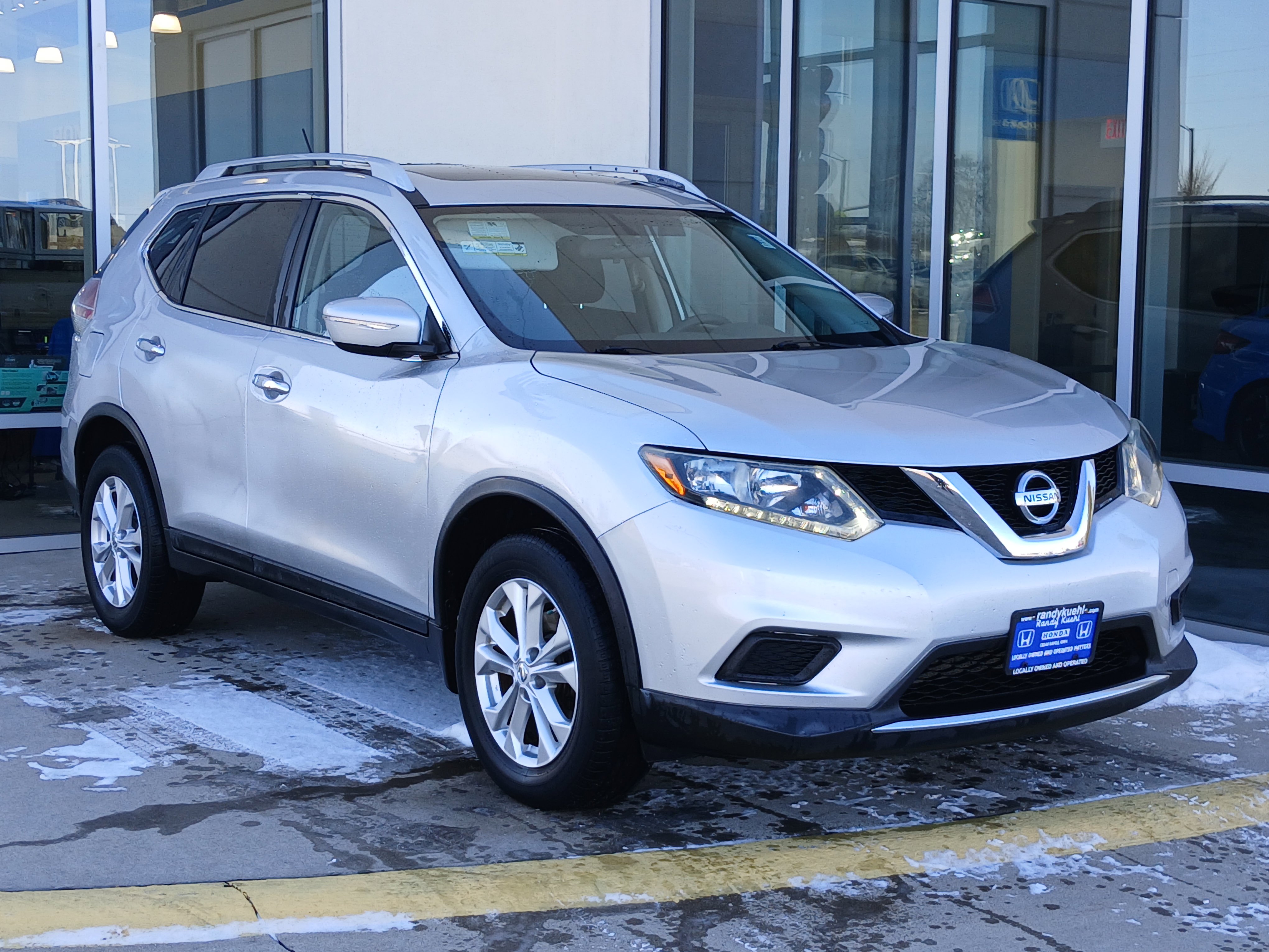 Used 2015 Nissan Rogue SV w/ SV Moonroof Package image 5