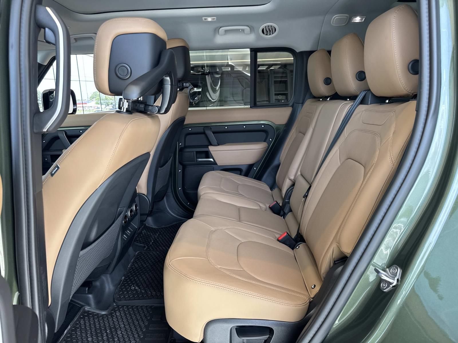 New 2026 Land Rover Defender 130 X-Dynamic SE AWD/4WD image 8