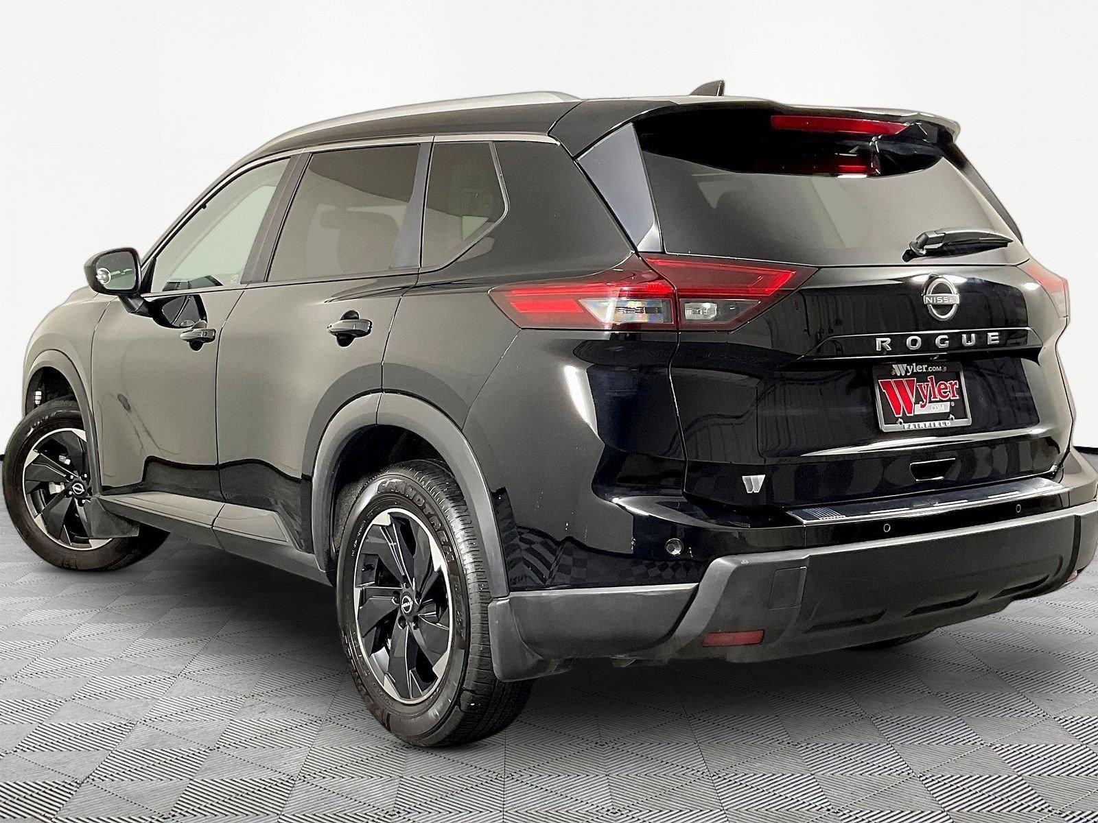 Used 2025 Nissan Rogue SV w/ SV Premium Package FWD image 4