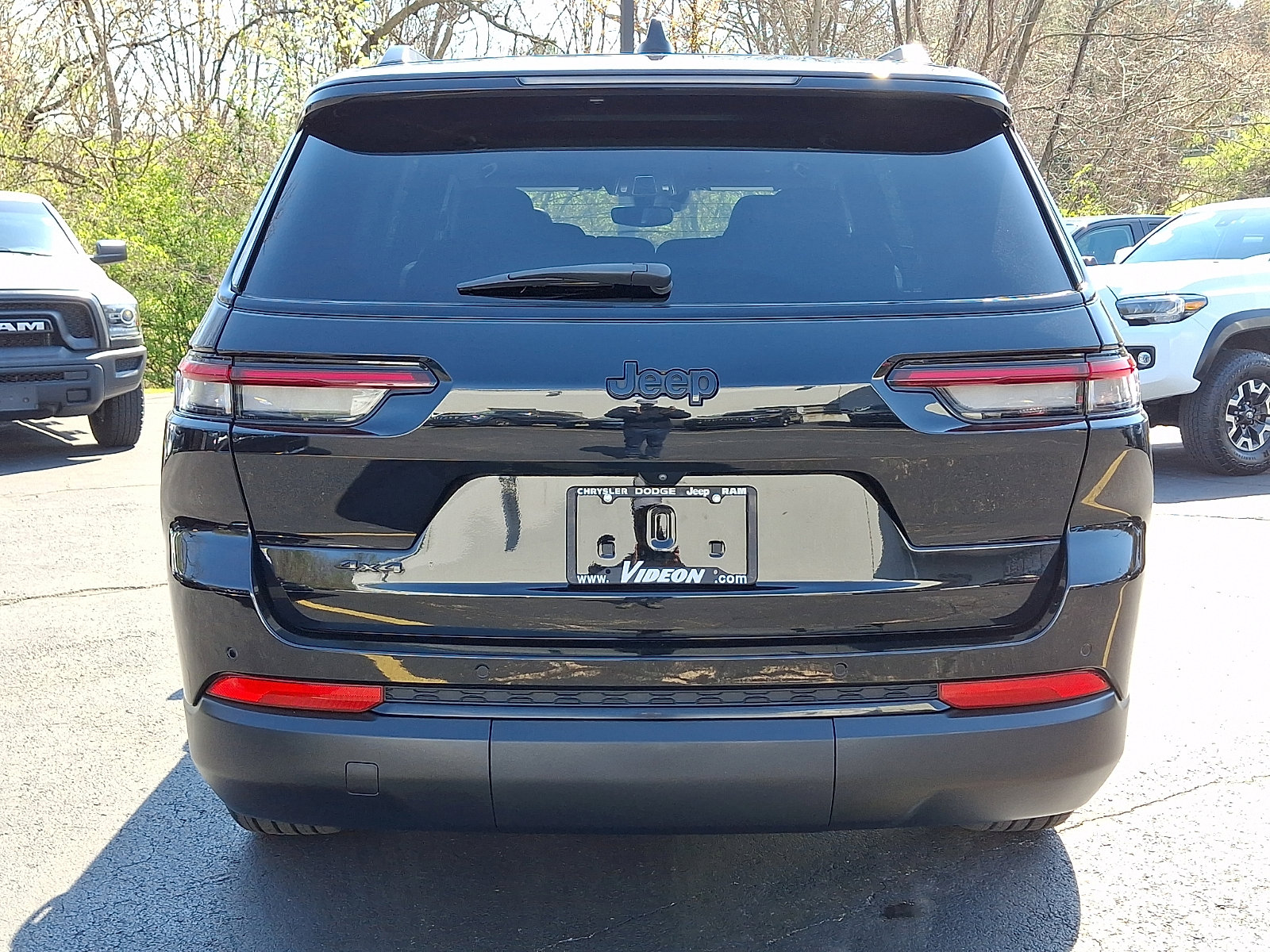 Used 2023 Jeep Grand Cherokee L Laredo image 5