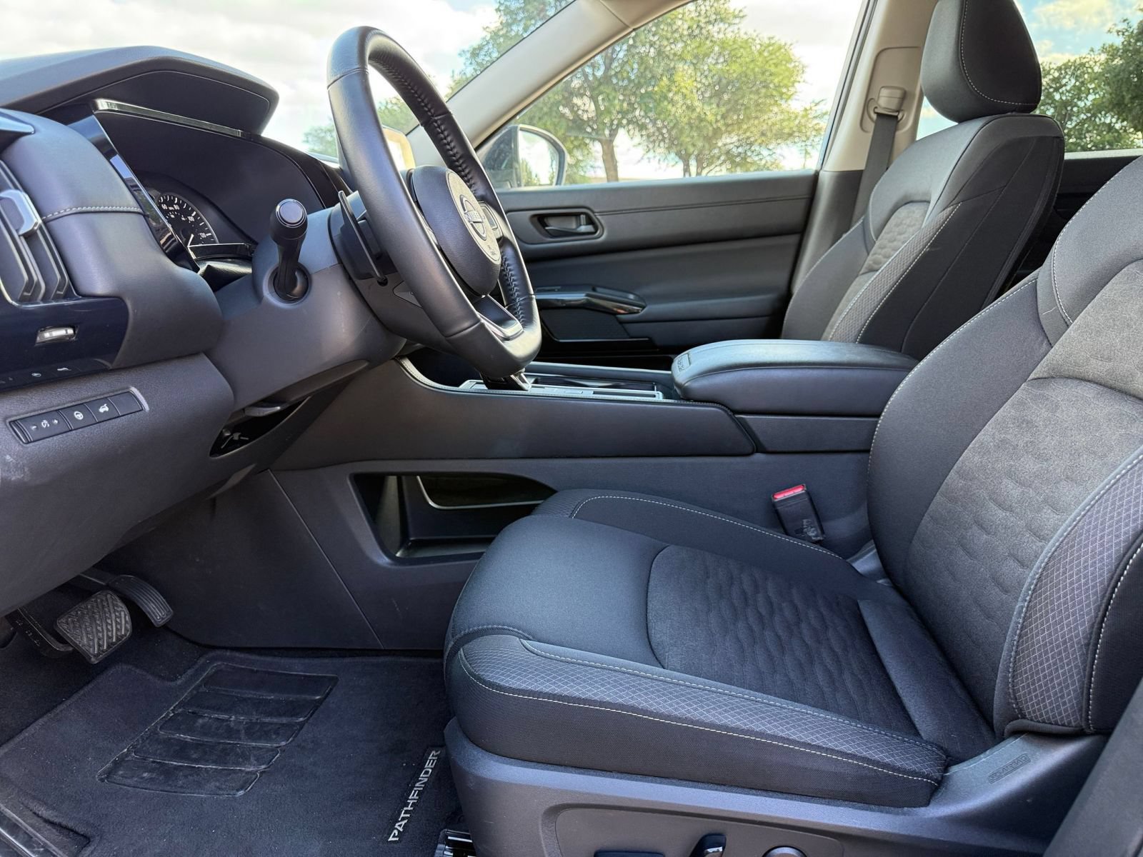 Used 2025 Nissan Pathfinder SV FWD image 28