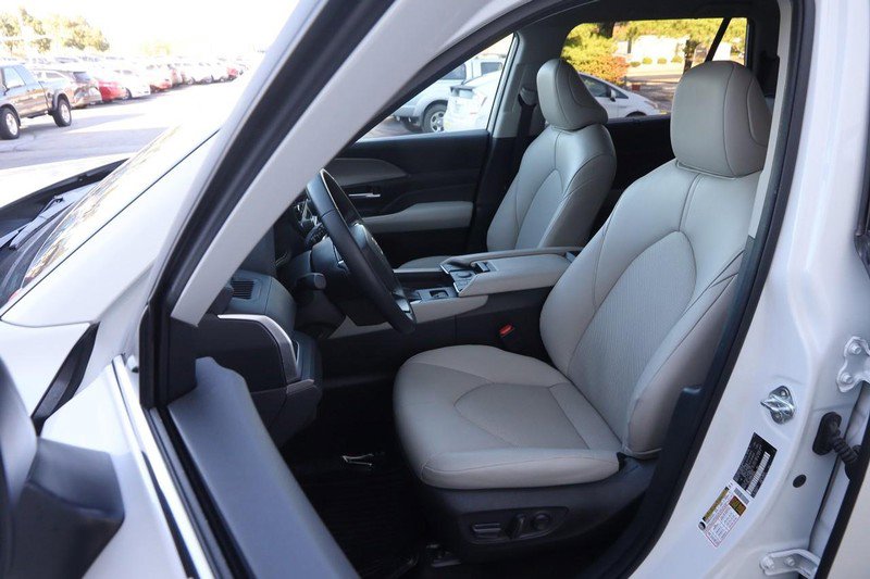 Used 2025 Toyota Grand Highlander AWD image 9