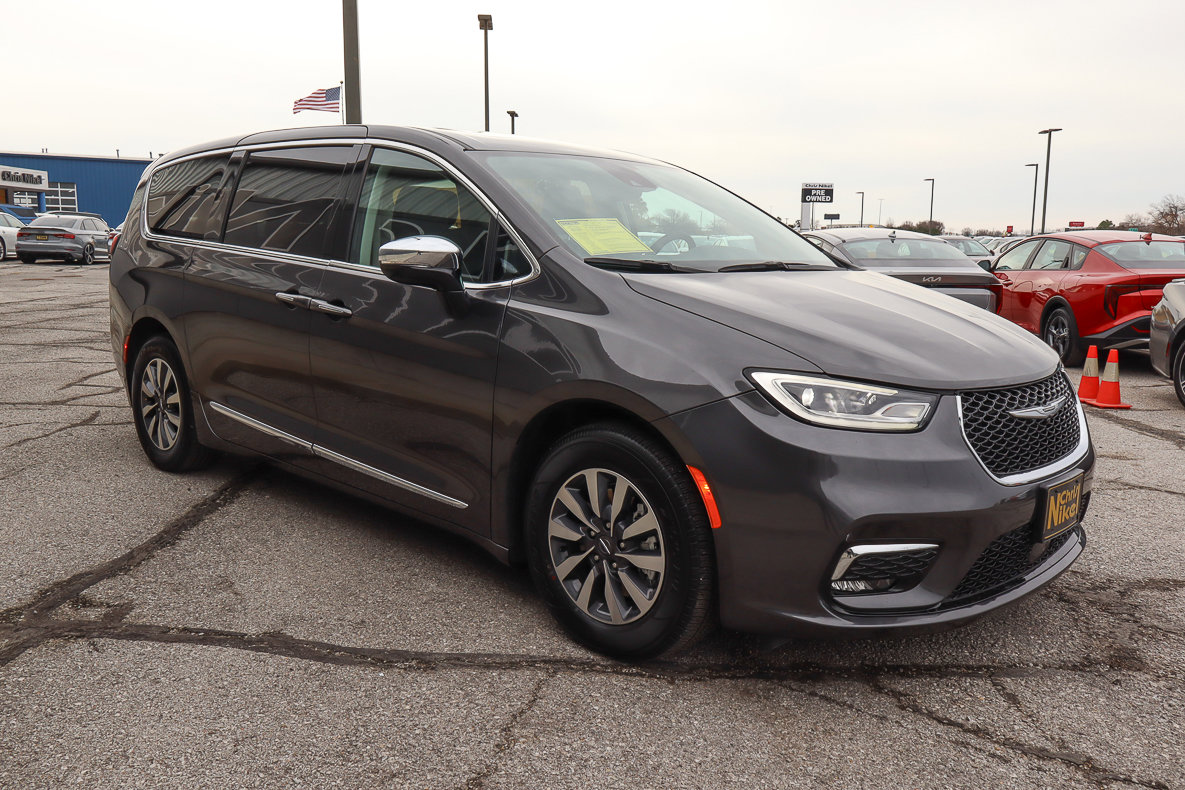 Used 2023 Chrysler Pacifica Limited image 3
