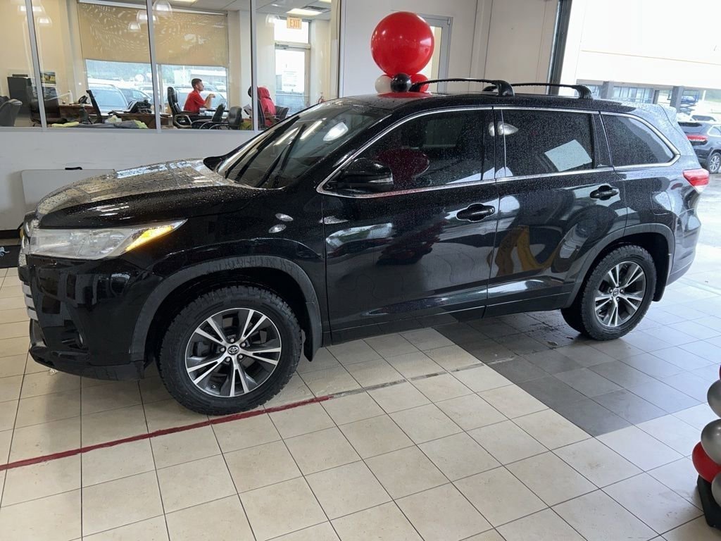 Used 2017 Toyota Highlander Plus AWD/4WD image 3