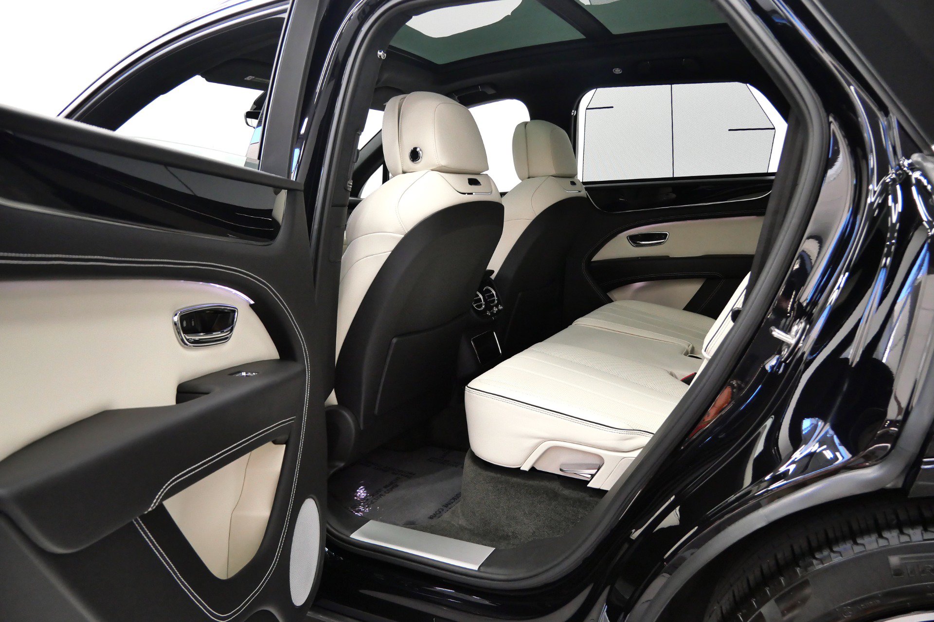 Used 2023 Bentley Bentayga AWD/4WD image 33
