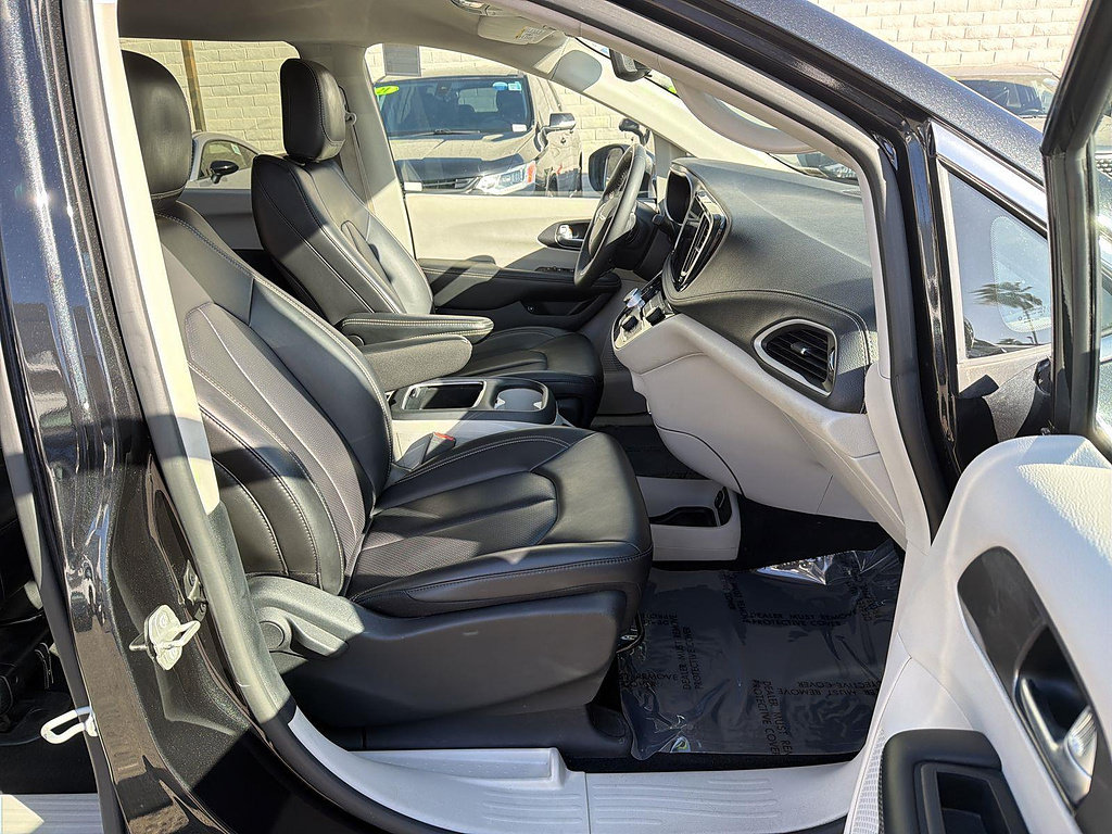 Used 2023 Chrysler Pacifica Touring-L FWD image 26