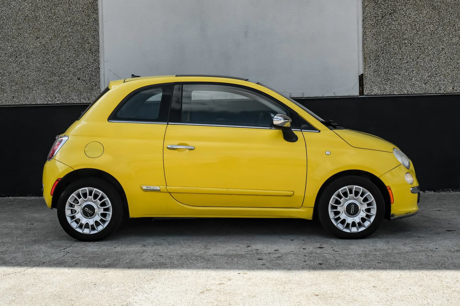 Used 2012 FIAT 500 Lounge FWD image 8