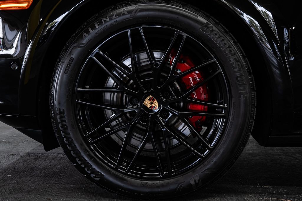 Used 2025 Porsche Cayenne GTS image 18