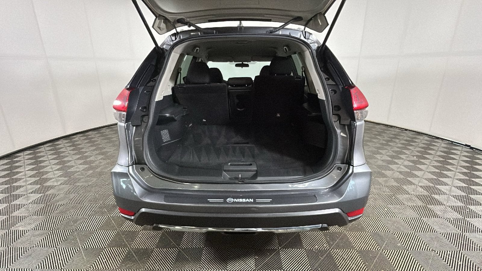 Used 2020 Nissan Rogue S FWD image 30