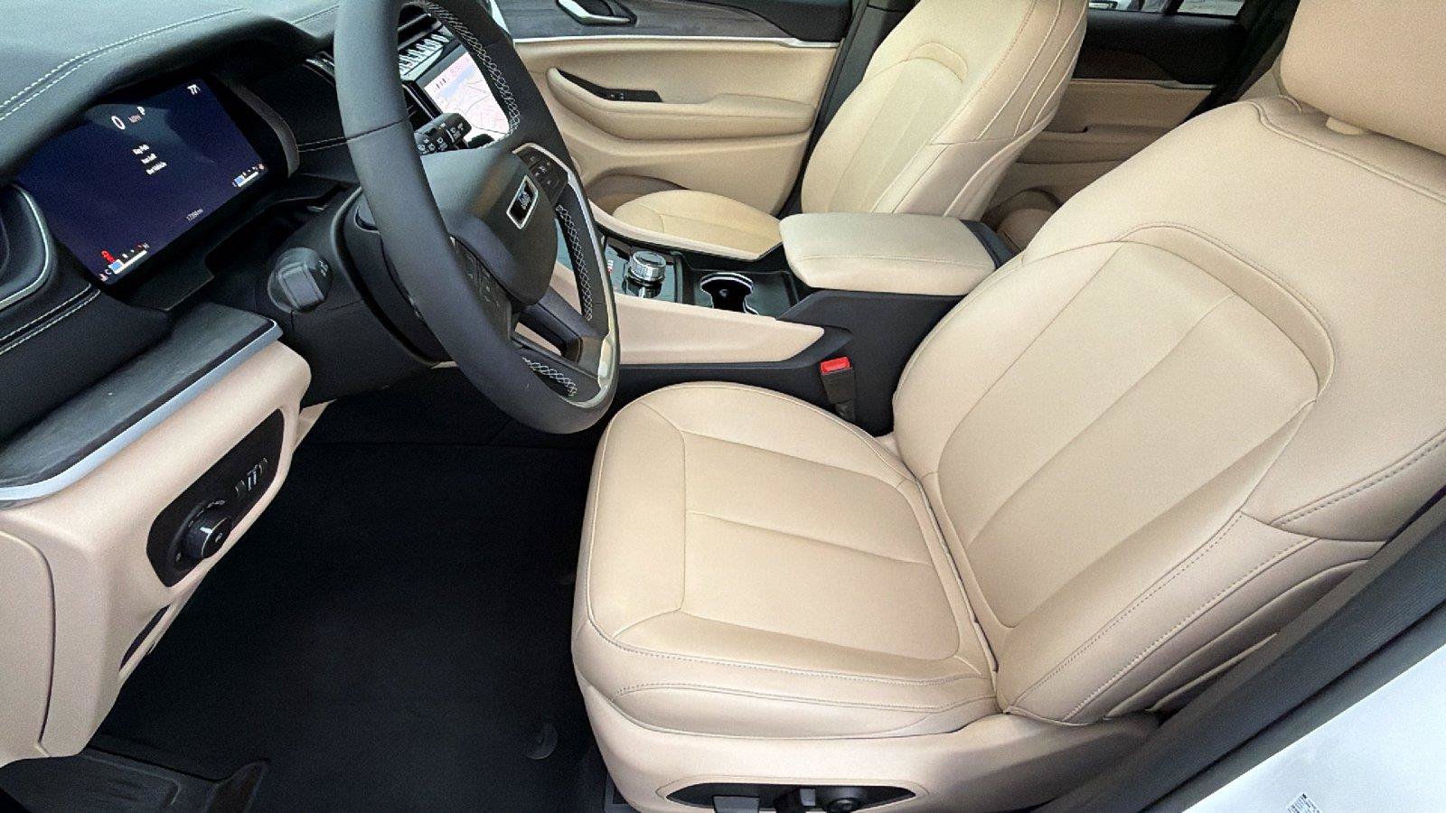 Used 2023 Jeep Grand Cherokee Limited AWD/4WD image 4