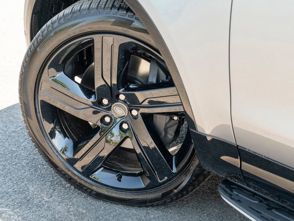 New 2025 Land Rover Discovery Dynamic SE image 9