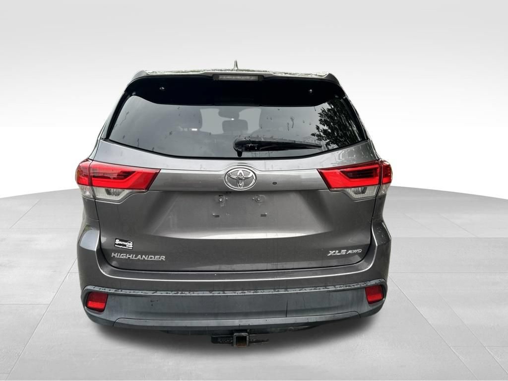 Used 2018 Toyota Highlander XLE AWD/4WD image 4