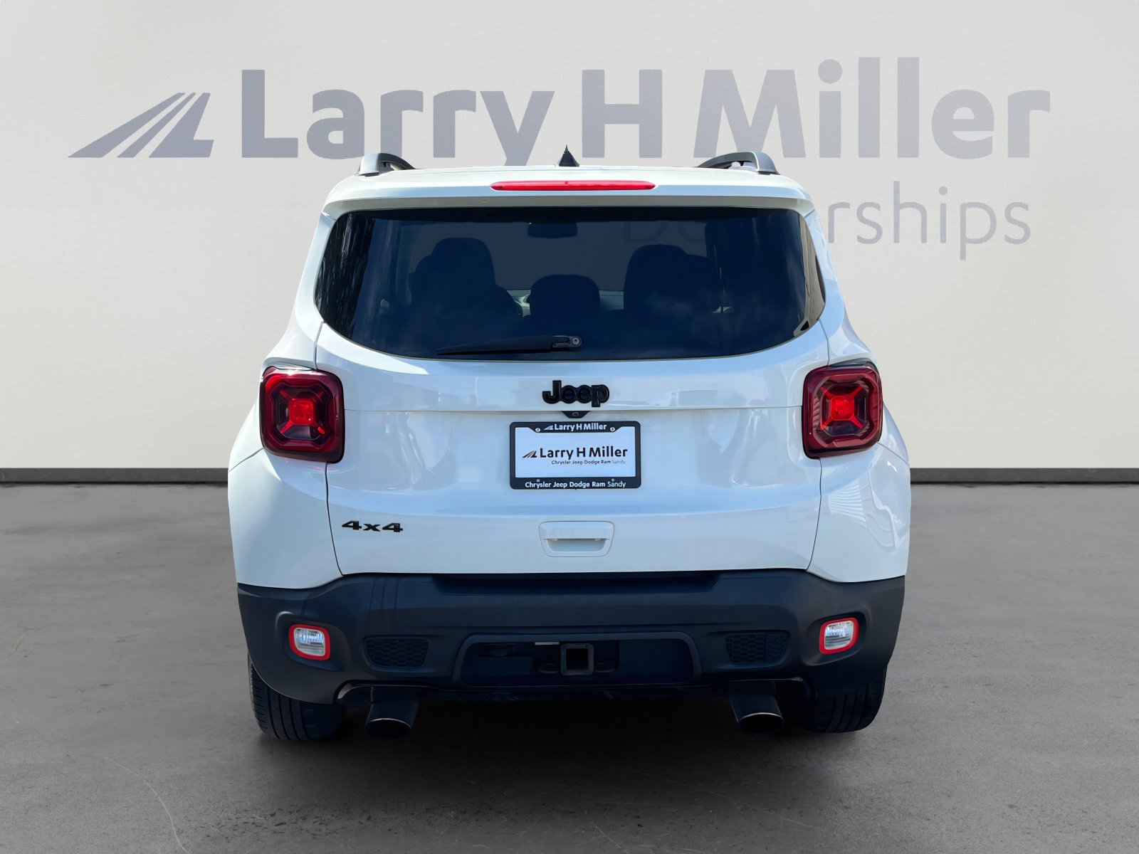Used 2019 Jeep Renegade Altitude w/ UConnect 8.4 Nav Group AWD/4WD image 4