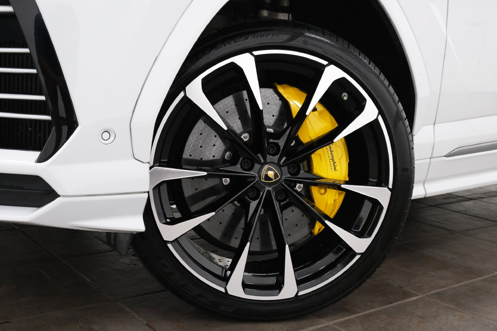 Used 2020 Lamborghini Urus AWD/4WD image 2