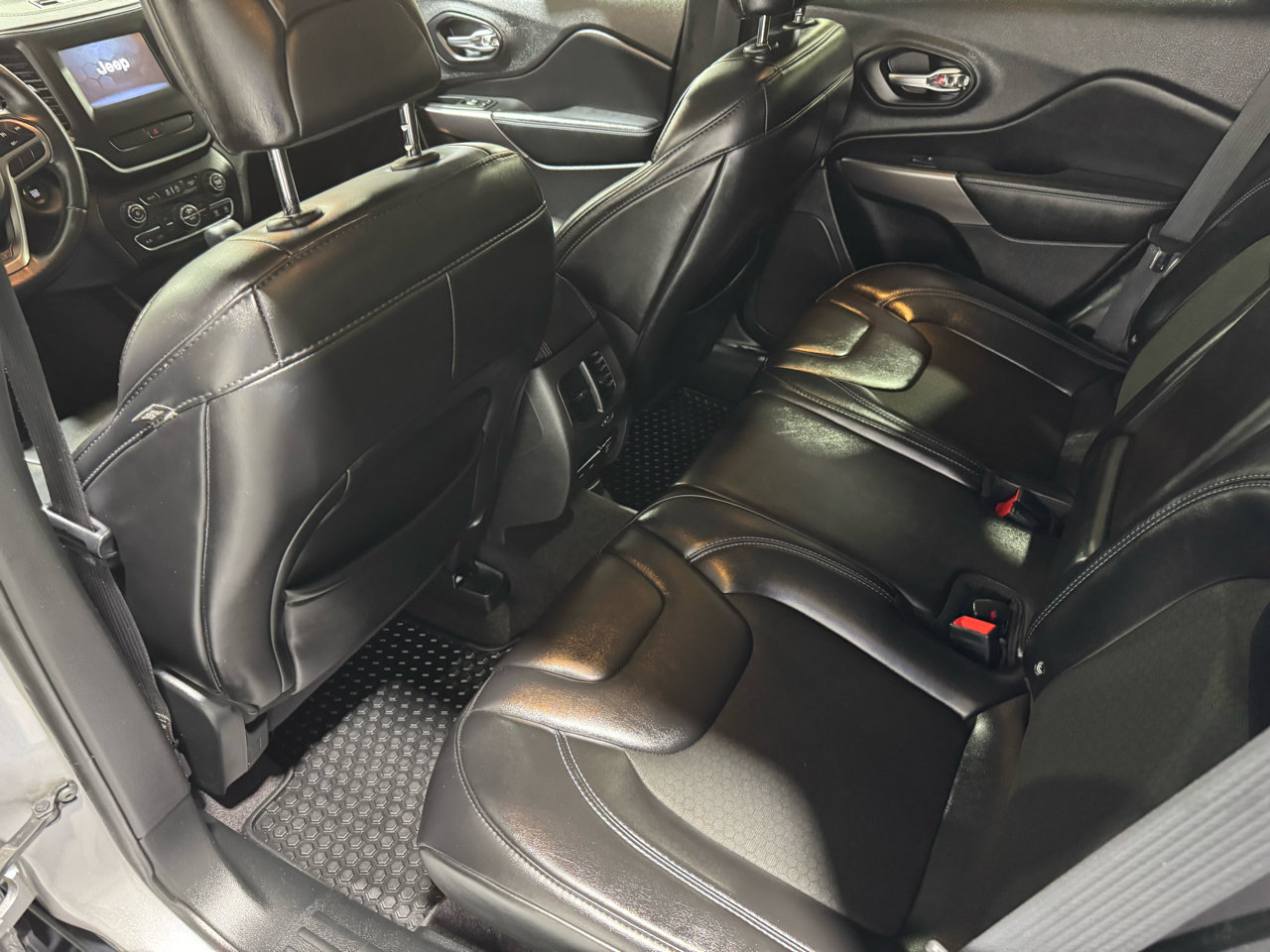 Used 2019 Jeep Cherokee Latitude Plus w/ Comfort/Convenience Group image 25