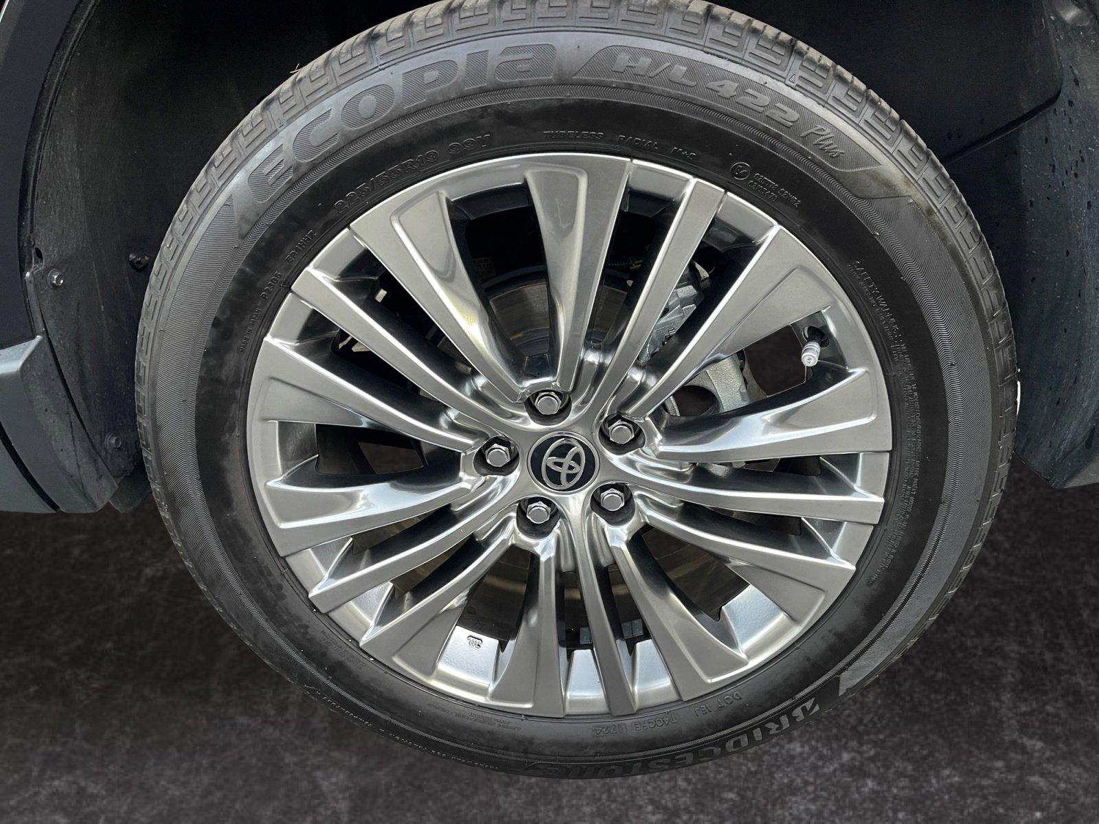 Used 2024 Toyota Venza XLE image 14