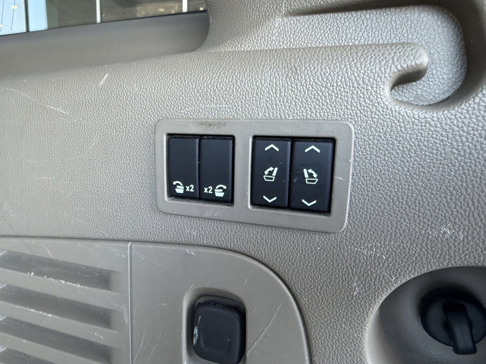 Used 2015 Chevrolet Suburban LTZ image 15