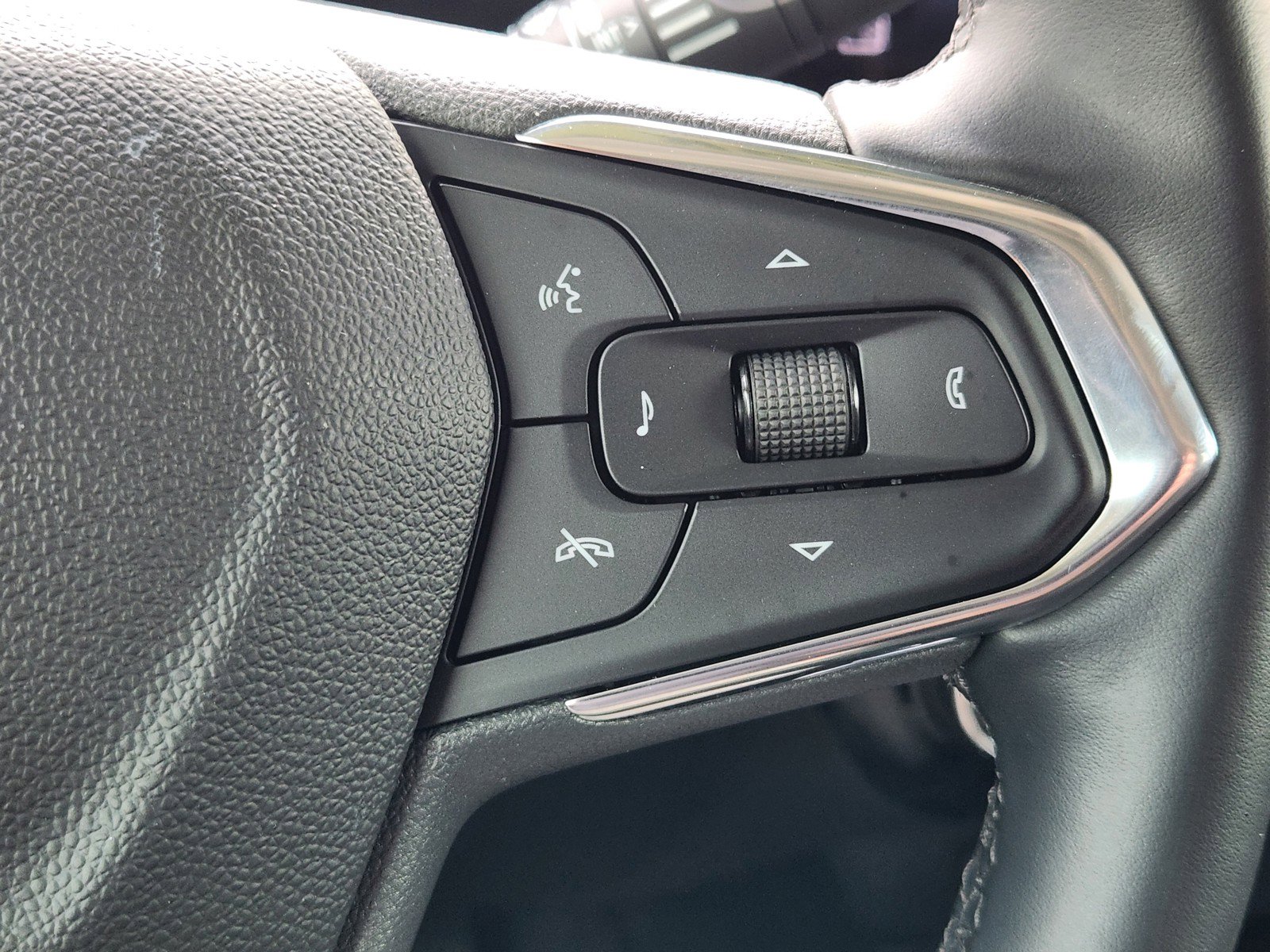 Used 2025 Chevrolet Trax ACTIV w/ Sunroof Package FWD image 23