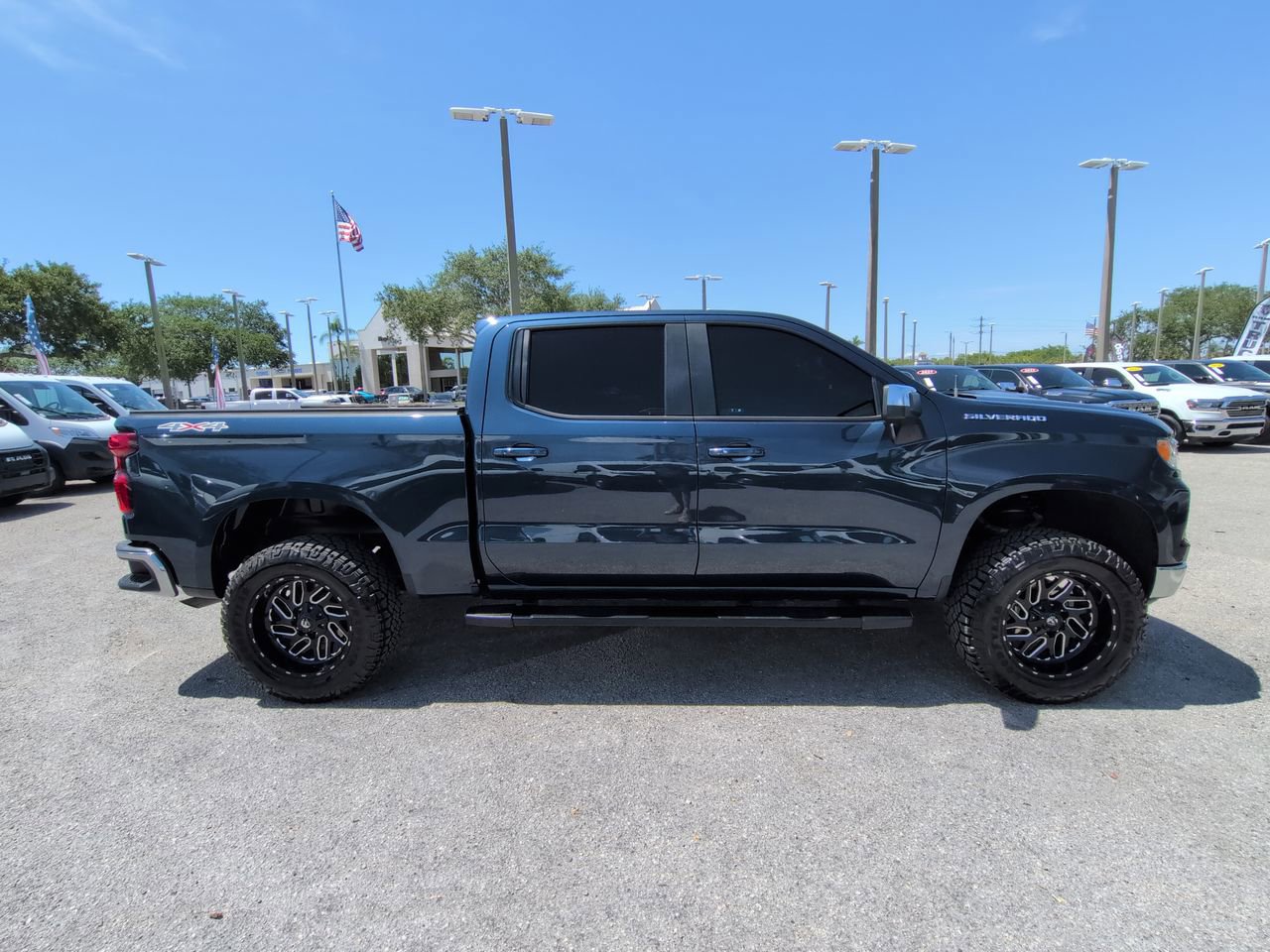 Used 2022 Chevrolet Silverado 1500 LT AWD/4WD image 4