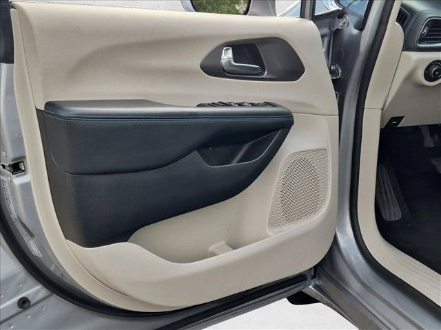 Used 2021 Chrysler Pacifica Touring w/ Cold Weather Group FWD image 7