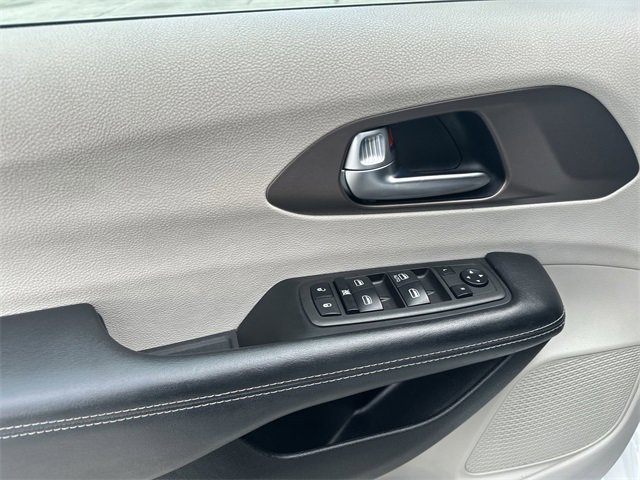 Used 2021 Chrysler Voyager L image 15
