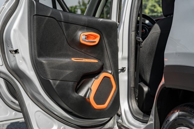 Used 2020 Jeep Renegade Latitude w/ UConnect 8.4 Nav Group image 38