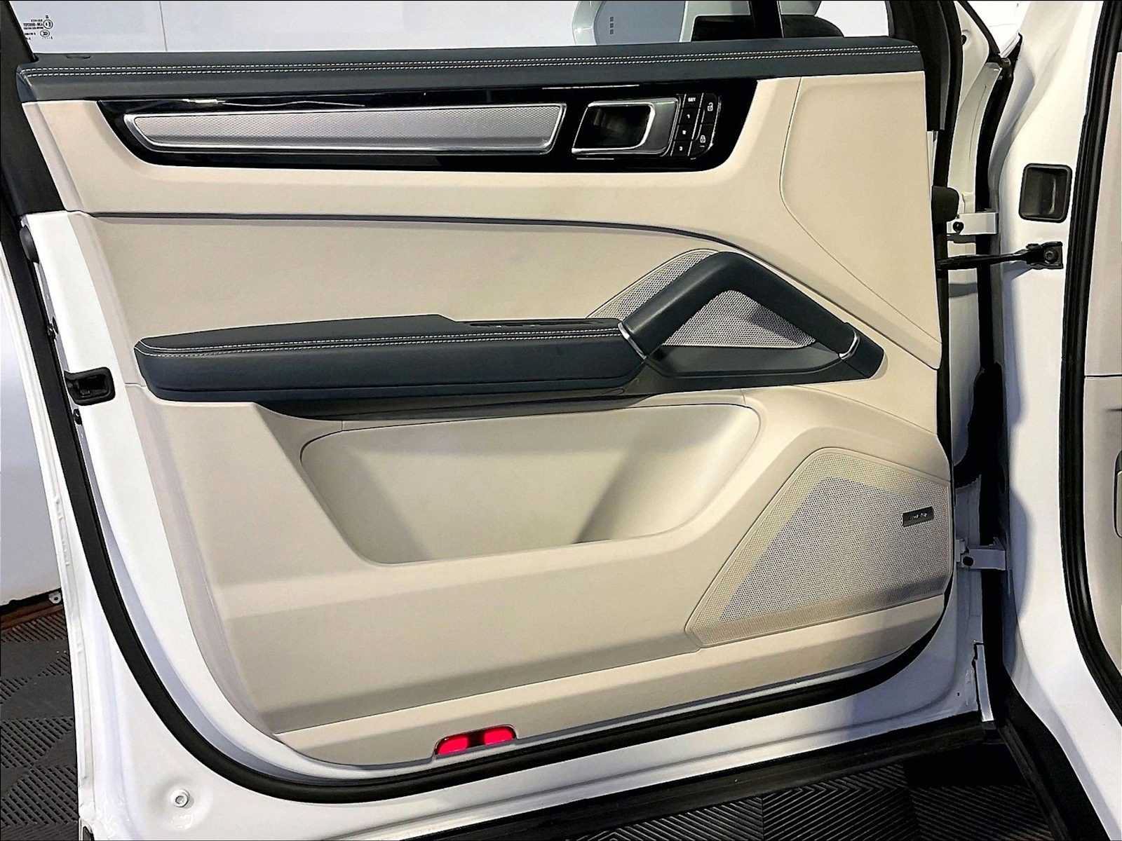 Certified 2023 Porsche Cayenne Platinum Edition AWD/4WD image 25
