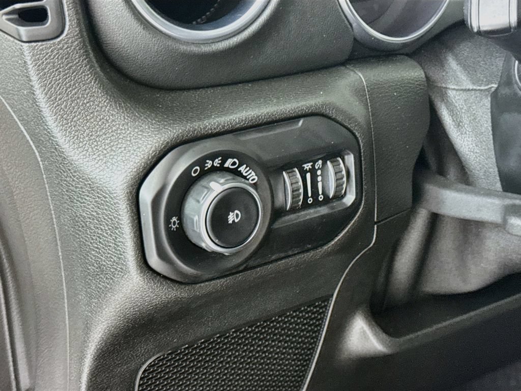 Used 2018 Jeep Wrangler Unlimited Sahara AWD/4WD image 11