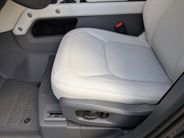 New 2026 Land Rover Defender 110 X-Dynamic SE image 4