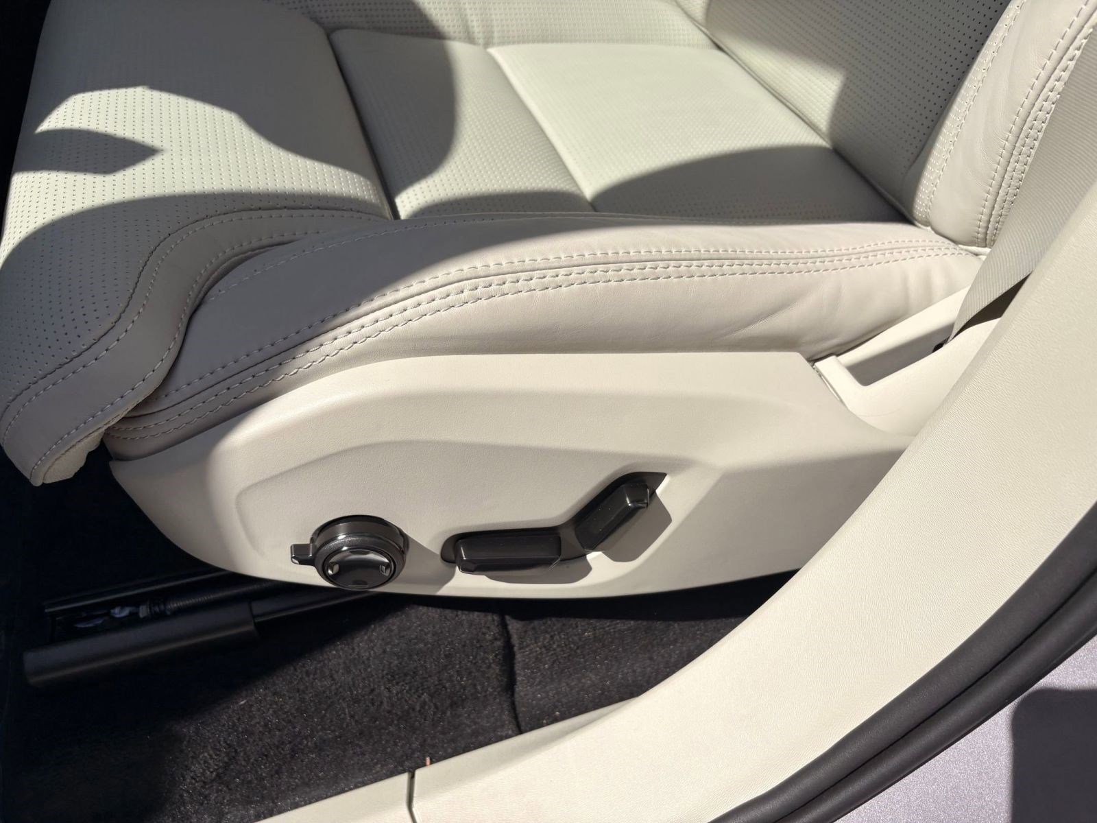 New 2026 Volvo XC90 B6 Ultra w/ Protection Package image 13