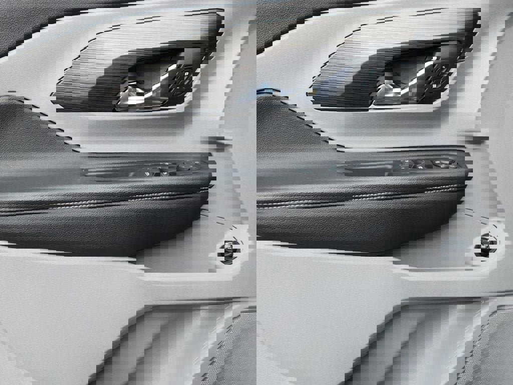 Used 2023 GMC Terrain SLE w/ Driver Convenience Package image 18