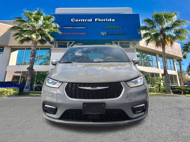 Used 2023 Chrysler Pacifica Pinnacle FWD image 3