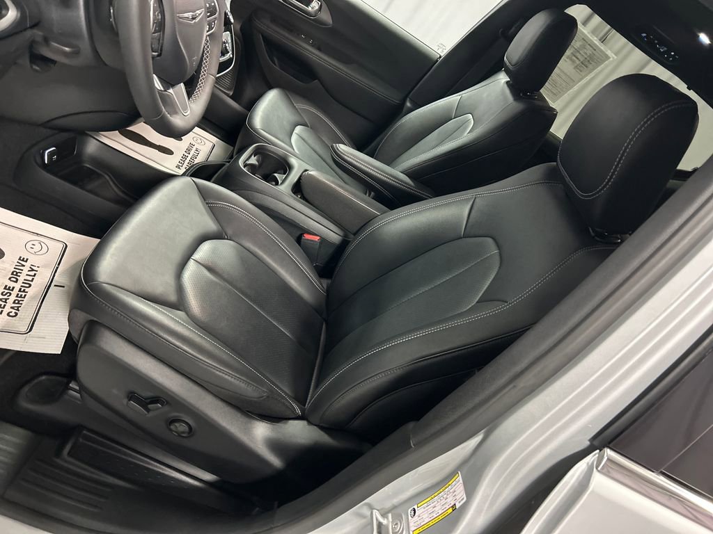 Used 2026 Chrysler Pacifica Select image 11