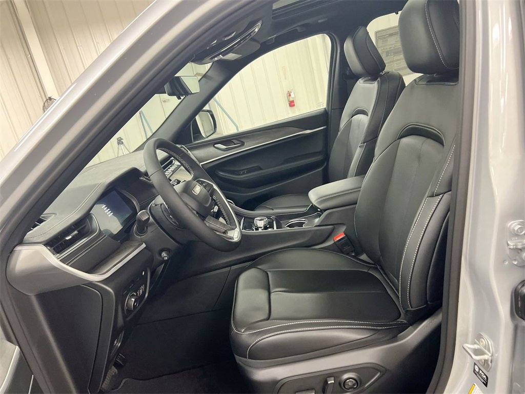 New 2025 Jeep Grand Cherokee Limited 4xe w/ Luxury Tech Group II image 17