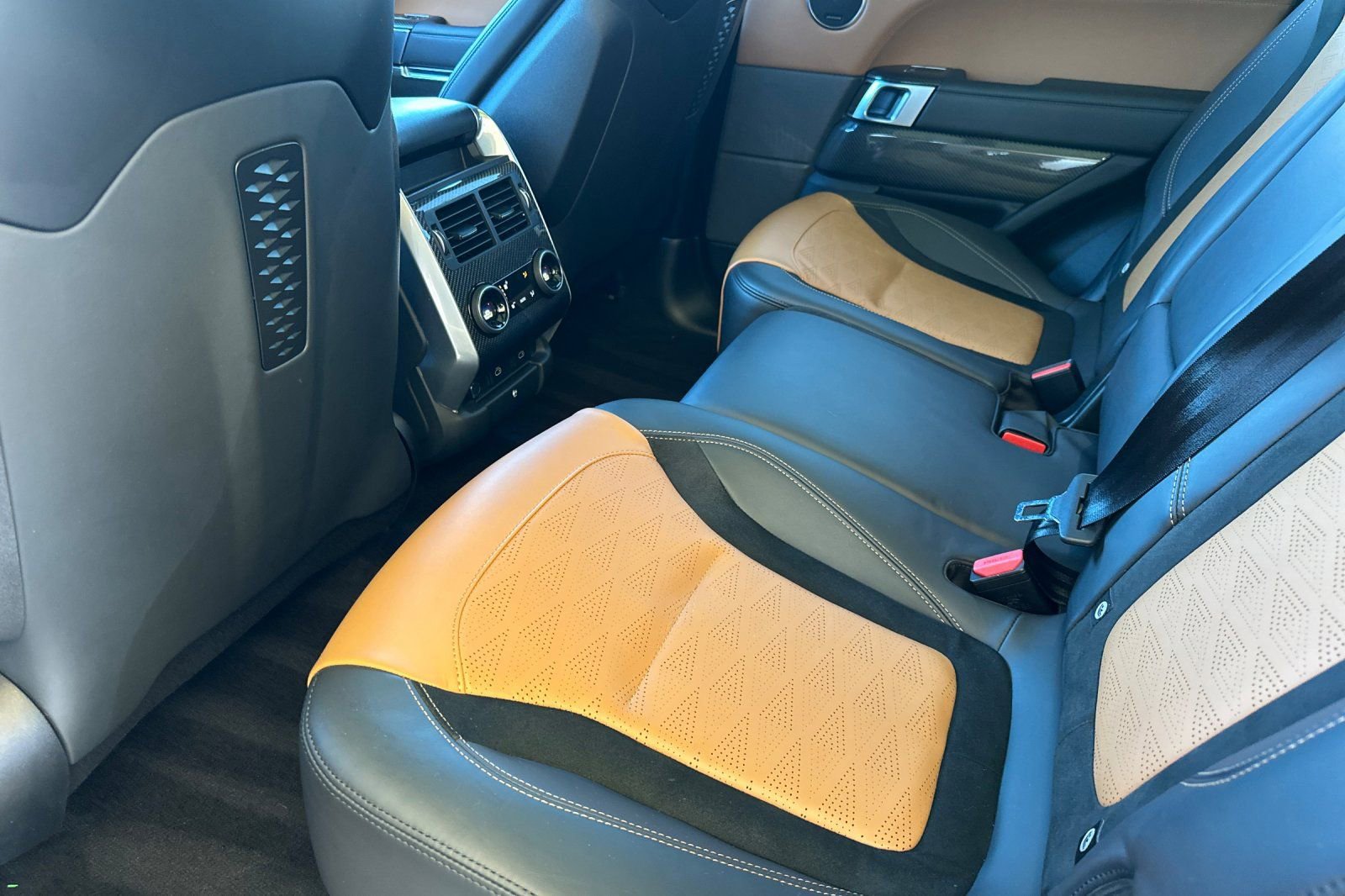 Used 2022 Land Rover Range Rover Sport SVR image 14