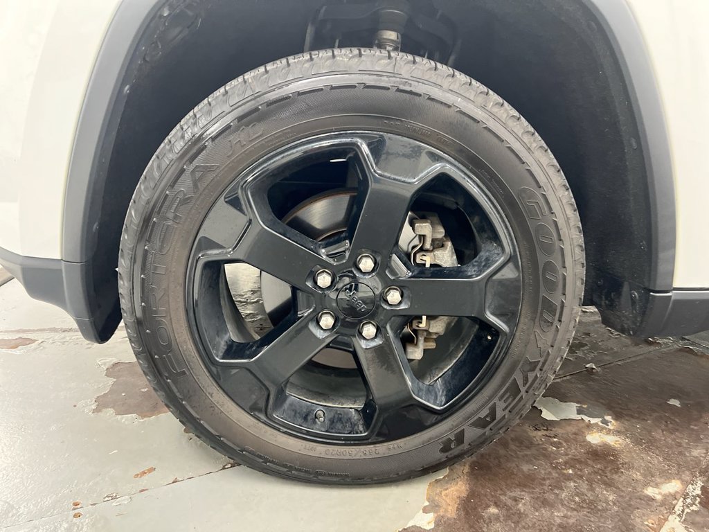 Used 2018 Jeep Grand Cherokee Laredo AWD/4WD image 26