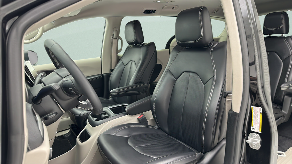 Used 2023 Chrysler Pacifica Touring-L AWD/4WD image 14