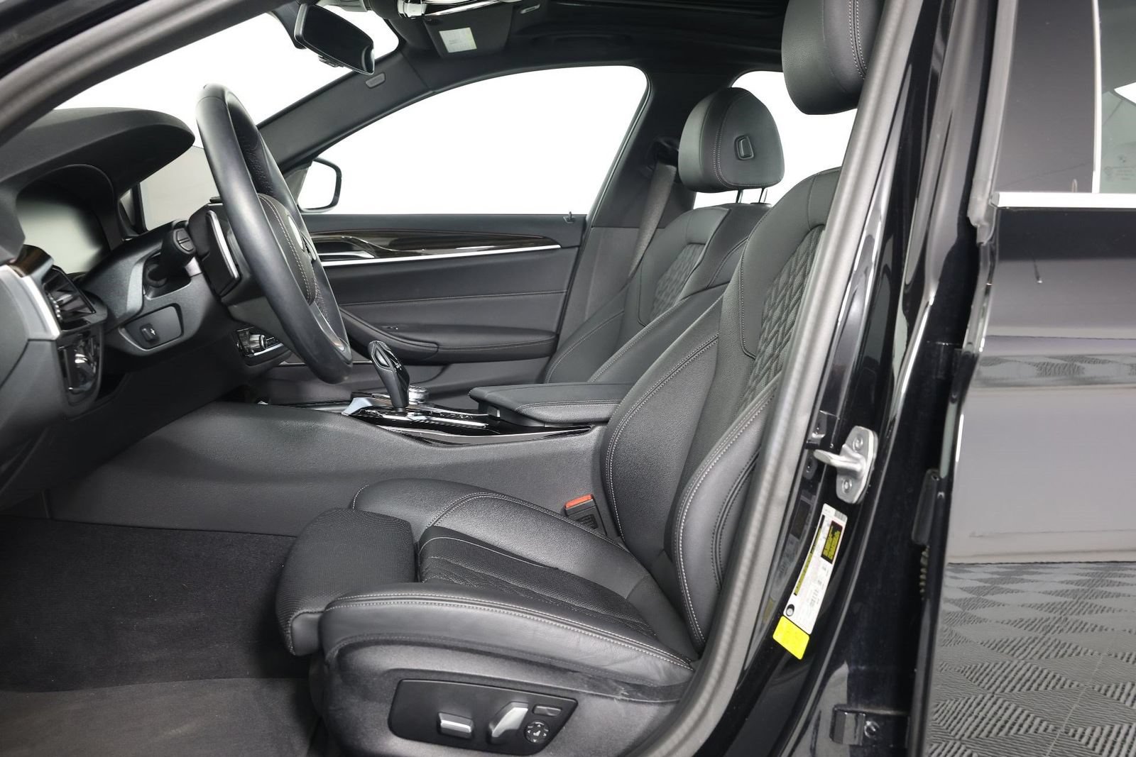 Used 2023 BMW 540i w/ Premium Package RWD image 31