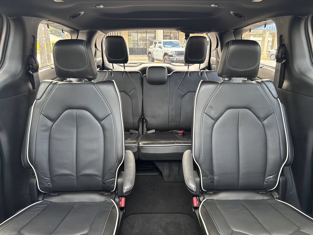 Used 2023 Chrysler Pacifica Limited w/ Uconnect Theater Family Group FWD image 13