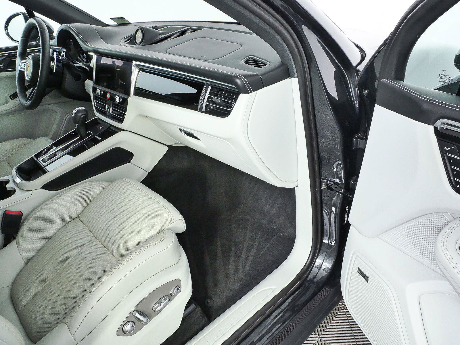 Certified 2024 Porsche Macan AWD/4WD image 23
