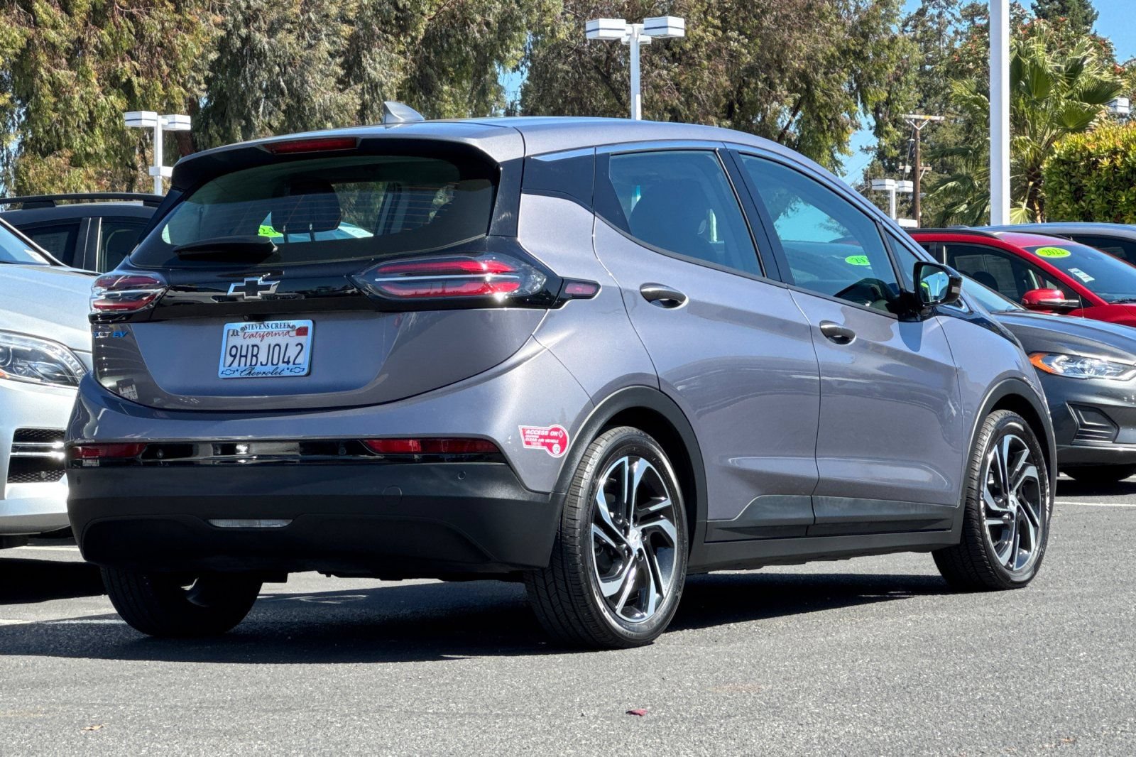 Used 2023 Chevrolet Bolt LT w/ Infotainment Package FWD image 5