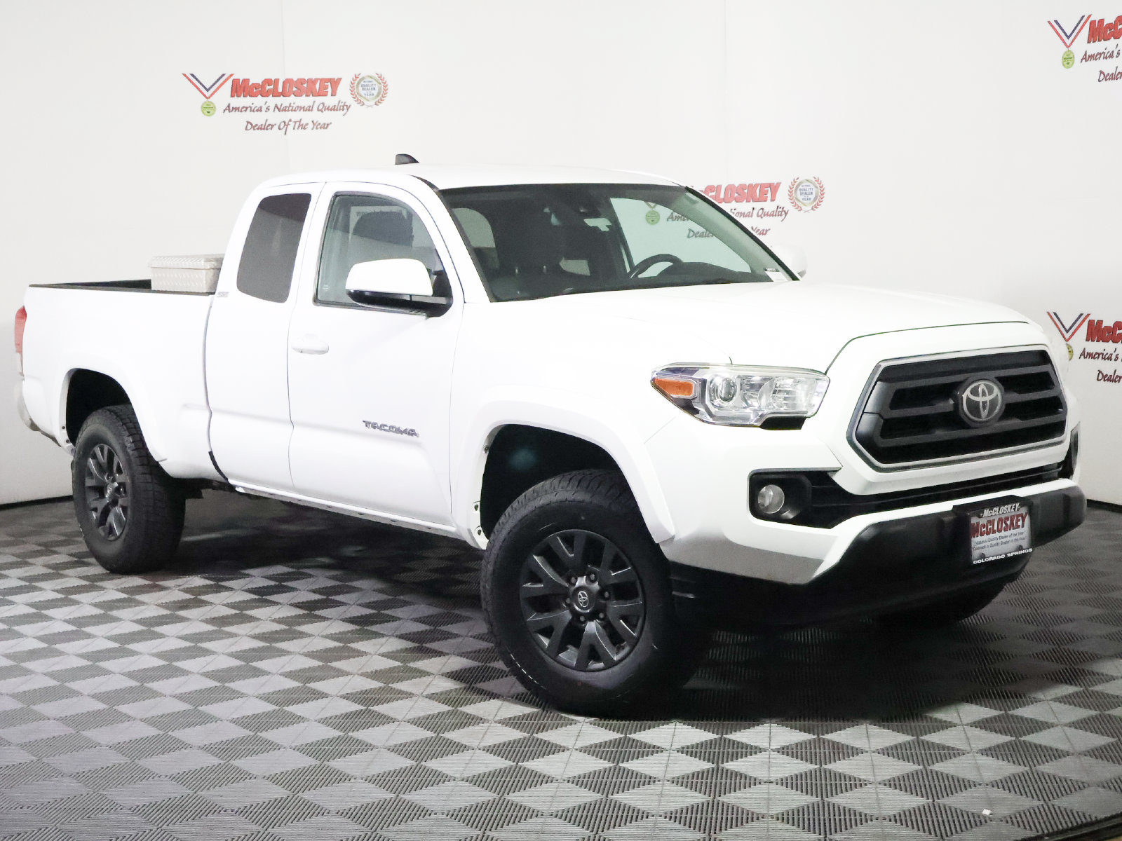 Used 2020 Toyota Tacoma SR5 AWD/4WD image 2