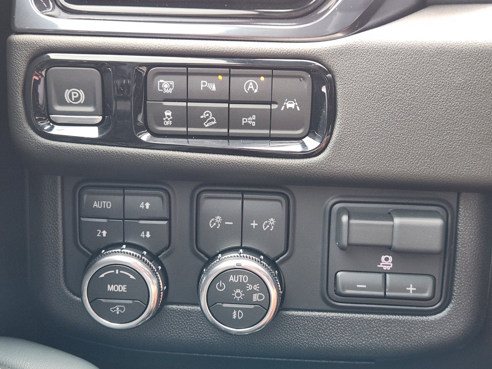 Used 2026 GMC Yukon XL AT4 w/ AT4 Premium Plus Package AWD/4WD image 25