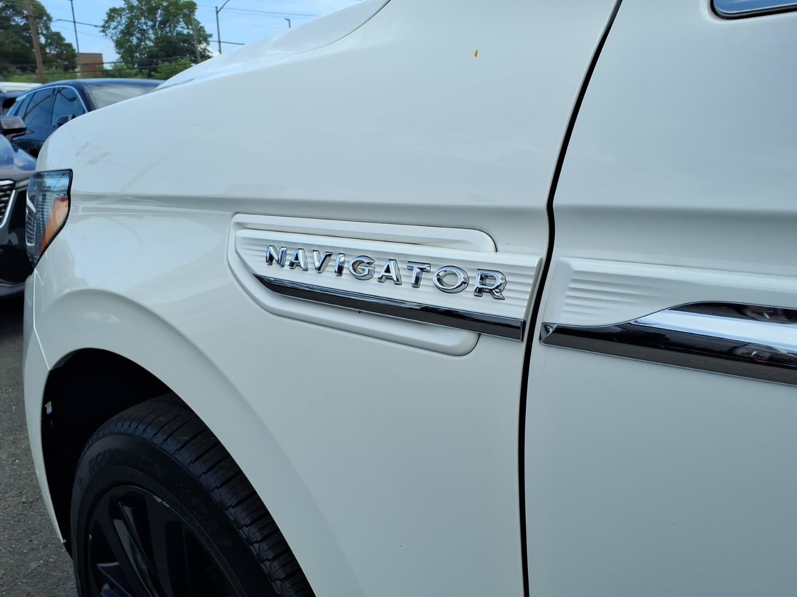 Used 2022 Lincoln Navigator Reserve AWD/4WD image 9